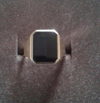 Classic yellow gold ring with onyx
