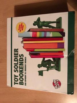 Toy soilders book ends