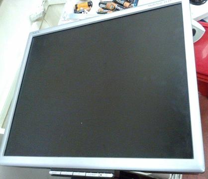 DELL,HP AND OTHER BRAND SCREEN DIFFERENT SIZE AND CONDITION WITH VGA AND DVI PORT