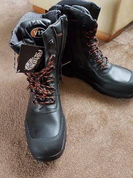 V12 Defiant E1300 work boots size 12. Never worn 2 months old