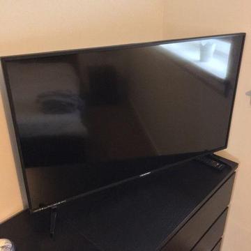 Flatscreen HD TV 43 inch (Perfect Condition) New at Christmas