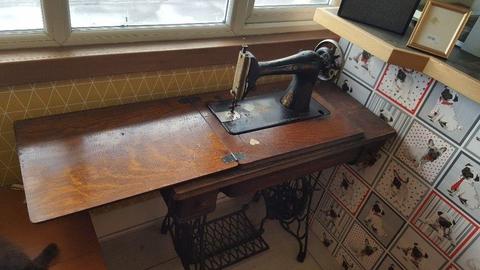 SINGER SEWING MACHINE WITH TABLE