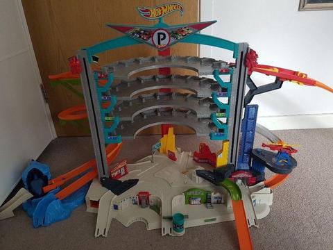 Hot Wheels Ultimate Garage in Excellent condition (model cars are not included)