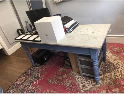 Free solid wood farmhouse table . Collection Sunday from Notting Hill (London)