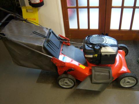 Husqvarna r52s 4 in 1 self propelled mower with side discharge & mulching plug 2013 model