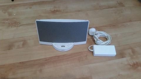 WHITE BOSE SOUNDOCK, with CHARGER and remote NOT INCLUDE