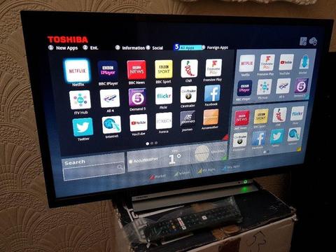 TOSHIBA 24-inch SMART FULL HD LED TV COMBI with Wifi,Freeview Play & DVD PLAYER,Excellent condition