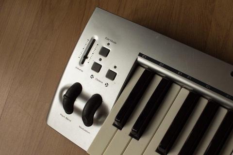 M-AUDIO keystation 49 midi keyboard