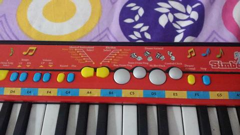 almost new keyboard - perfect for kids for early music lessons - east london