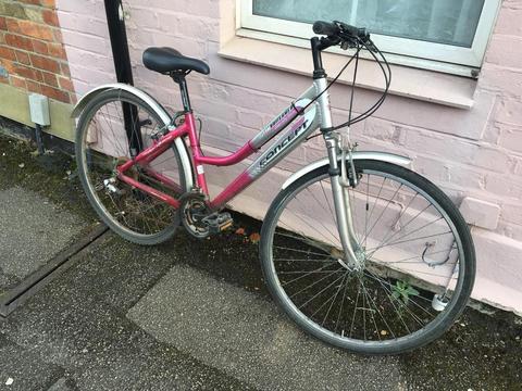 Grab yourself a bargain!! Smart ladies bike, cheap for quick sale, comes with accessories