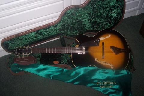 JAZZ GUITAR . SOLID TOP Stunning looking guitar.Solid Sitka spruce top, Maple body