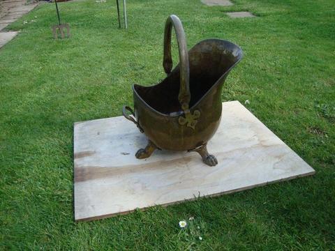 ANTIQUE HEAVY BRASS COAL SCUTTLE WITH CLAW FEET. EXCELLENT CONDITION
