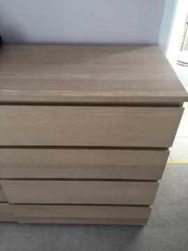 2 oak veneer chest of 4 drawers