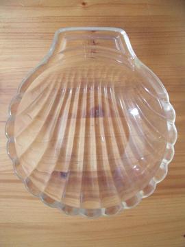 Vintage (1960s?) retro kitsch Pyrex clear glass scallop shell dish. £4 ovno
