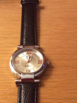 Ladies brand new watch with quartz movement and a genuine leather strap