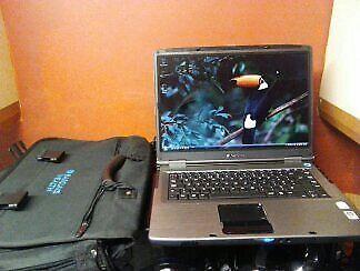 wireless vista windows laptop glossy screen ultrabright and charger and bag