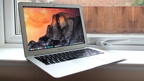 Macbook AIR 2015 13 inch , i5 - 8 GB - 128 GB . Office 2016