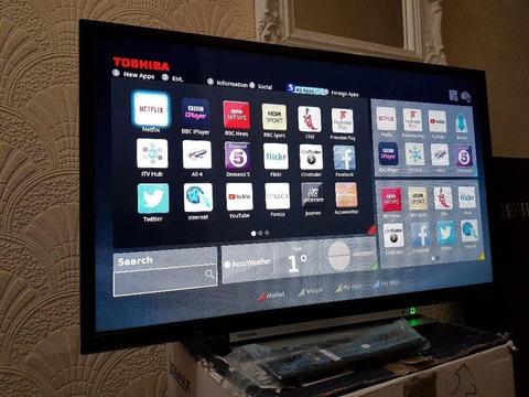 TOSHIBA 24-inch SMART FULL HD LED TV COMBI with Wifi,Freeview Play & DVD PLAYER,Excellent condition