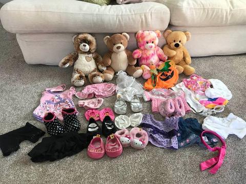 4 x build a bears and lots of clothes