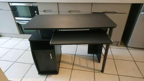 Small computer desk with pull out keyboard shelf