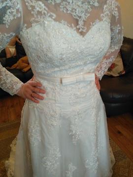 Lace wedding dress size 14-18 never worn