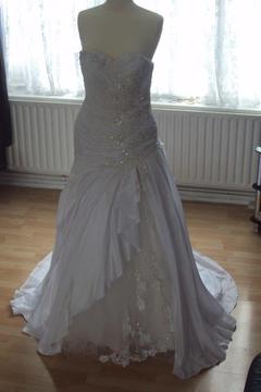 Lovely Wedding Dress ( Size 10 )