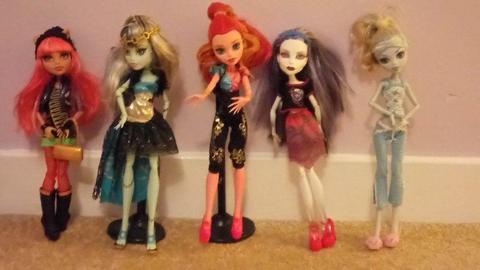 9 Monster High Dolls
