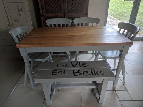 Pine 6 seater in Paris grey with 'la vie est belle' bench ( life is beautiful )