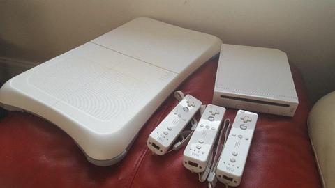 ***NINTENDO WII CONSOLE, 3 CONTROLLERS, BALANCE BOARD PLUS 8 GAMES****