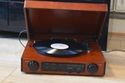 EL1699 WOODEN RECORDPLAYER/RADIO BUILTIN SPEAKERS CANBESEENWORKING