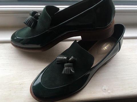 Clarks green patent shoes size 4