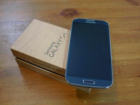 SAMSUNG S4 / MINT CONDITION BOXED