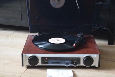 RECORD PLAYER/RADIO/MANUEL/POWER CABLE INCLUDED CANBE SEEN WORKING