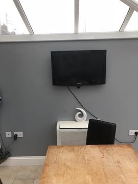 32inch Samsung LCD tv & Wall bracket