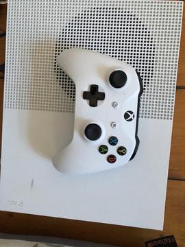 Xbox ONE S - Amazing condition - original box + one game + one controller !!!! ready to go