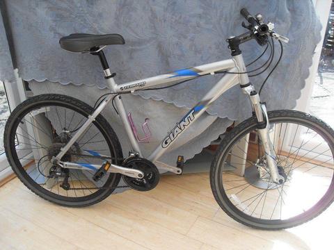 ADULTS VERY GOOD QUALITY GIANT TERRANO SUSPENSION MOUNTAIN BIKE WITH HYDROLIC DISC BRAKES IN VGC