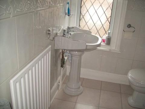 Victorian style bathroom sink and pedesal in good condition
