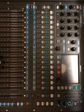 Allen & Heath QU16 digital mixing desk