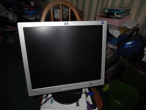 HP monitor L1906 LCD 14 “ with power and graphic cables In Excellent working condition