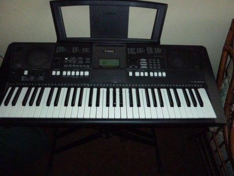 Yamaha Keyboard PSR 423 With many voices and styles