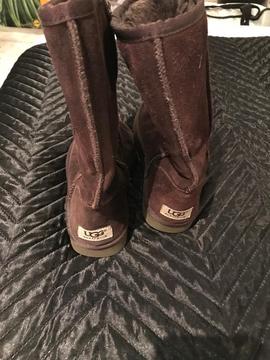Genuine brown UGGS size 4