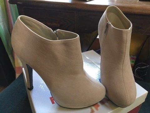 High heeled ancle boots size 7