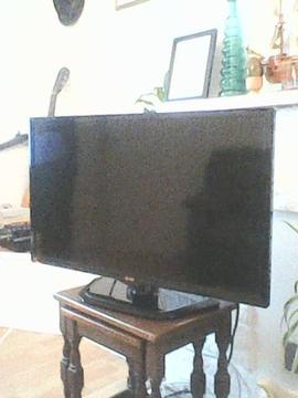 LG 32IN TV WITH REMOTE