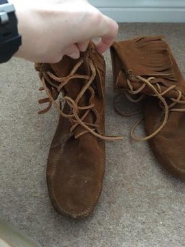 Minnetonka moccasin boots: UK size 8