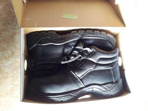 Safety boots size 10 NEW