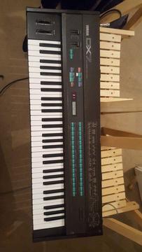 Yamaha Dx7 the ultimate 80s/ 90s keyboard Synthesizer Frequency Modulation