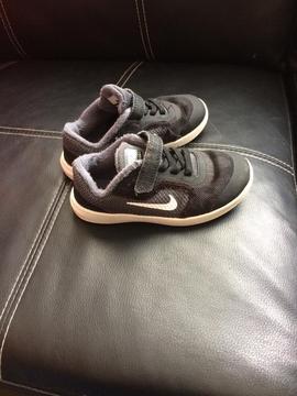 Boys trainers 9.5