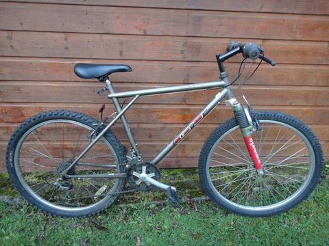 GT Palomar retro mountain bike, 26 inch wheels, 21 gears, 20 inch frame, front suspension