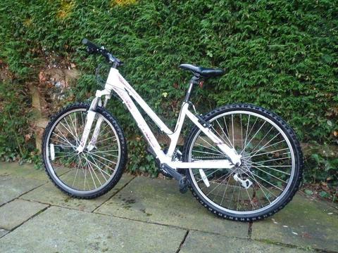SUPERB GIRLS MOUNTAIN BIKE. Made By Giant. Excellent condition. £50. Suitable from age 10 approx
