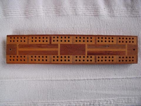 Inlaid wood crib, cribbage board + 1 peg, marker. £3 ovno